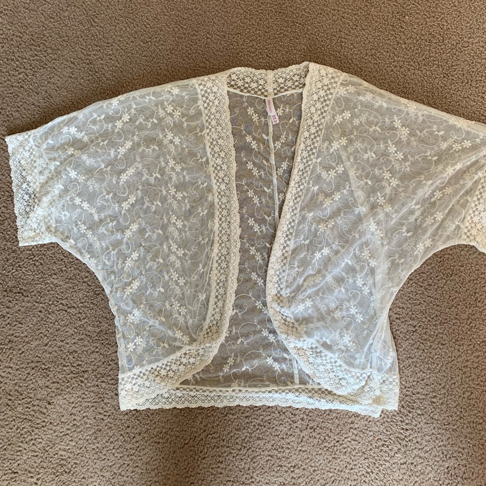 Cropped lace kimono